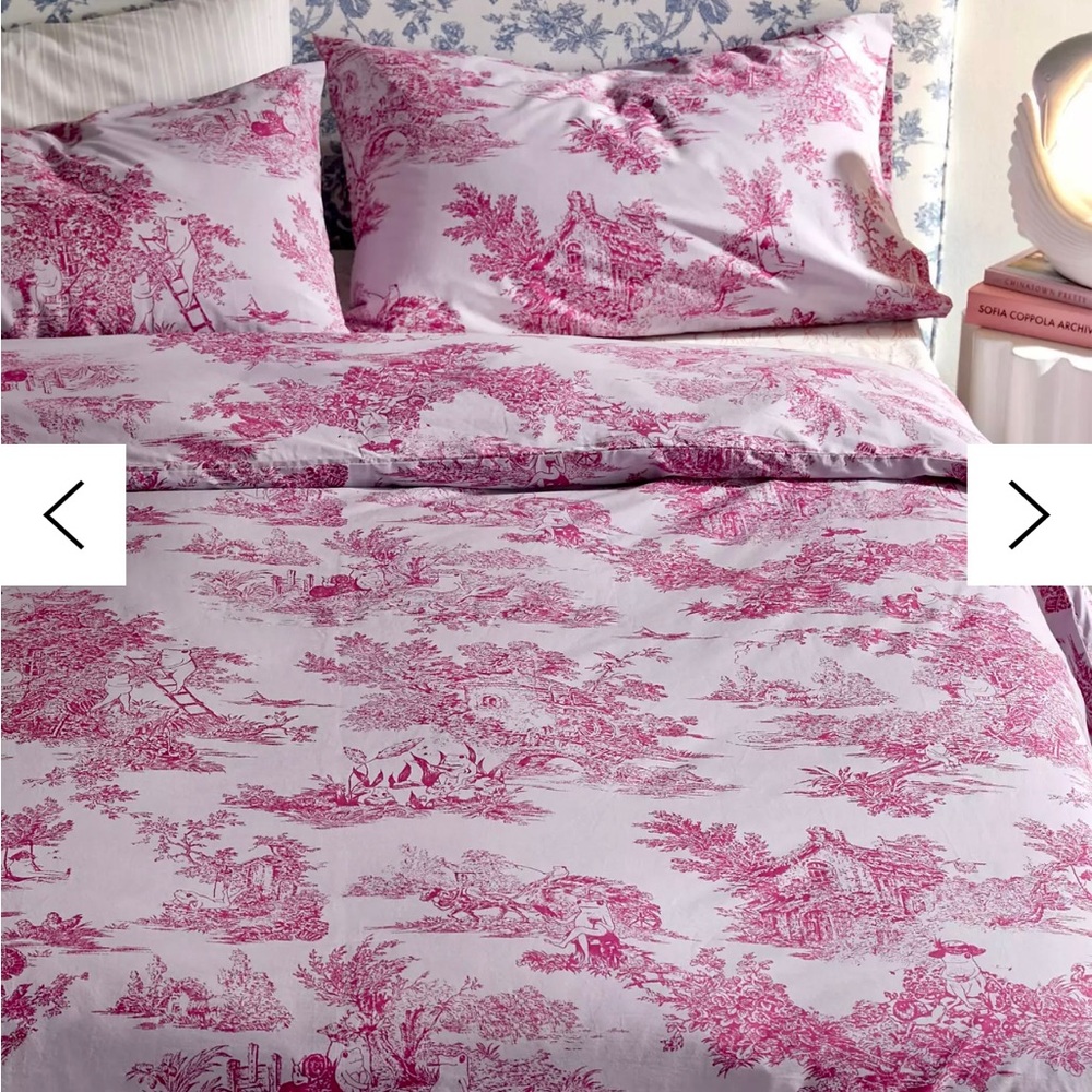 Adorable Pink Urban Outfitters Breezy Cotton Queen- sized Comforter- Frog Toile